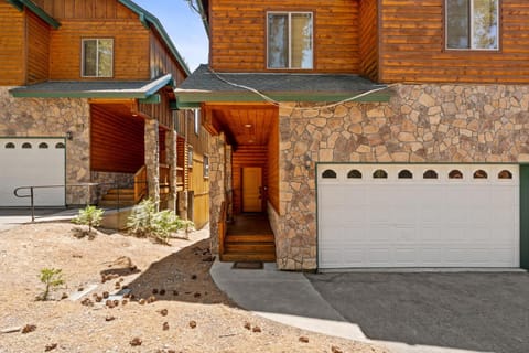 Sierra Pines- Family friendly Game Room & Fire Pit House in Shaver Lake