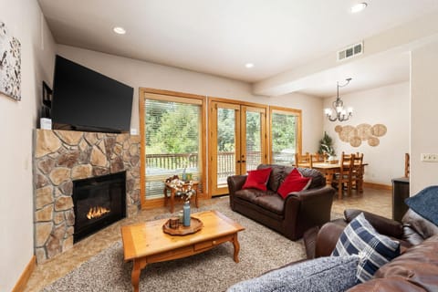 Sierra Pines- Family friendly Game Room & Fire Pit House in Shaver Lake