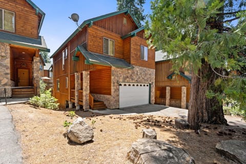 Sierra Pines- Family friendly Game Room & Fire Pit House in Shaver Lake