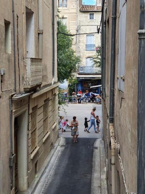Property building, Neighbourhood
