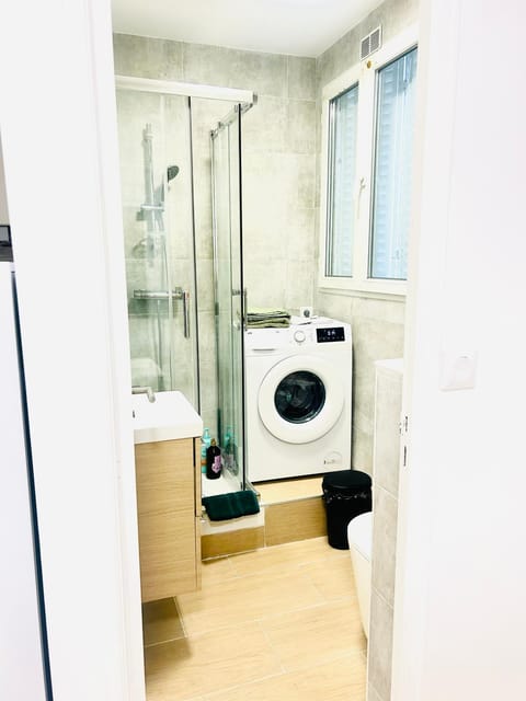 Shower, Bathroom, washing machine