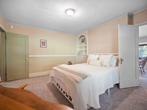 Rustic Private Farmhouse on the Little Spokane Riv House in Washington