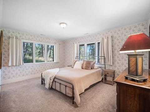 Rustic Private Farmhouse on the Little Spokane Riv House in Washington