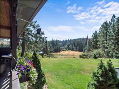 Rustic Private Farmhouse on the Little Spokane Riv House in Washington