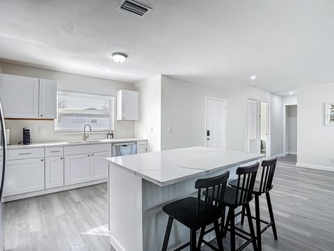 Spacious Tampa Stay • Large Yard • 15 Guests House in Greater Carrollwood