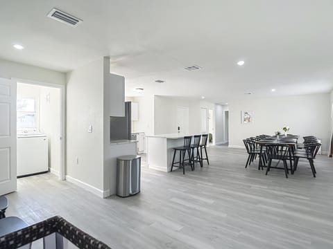 Spacious Tampa Stay • Large Yard • 15 Guests House in Greater Carrollwood