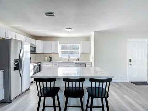 Spacious Tampa Stay • Large Yard • 15 Guests House in Greater Carrollwood