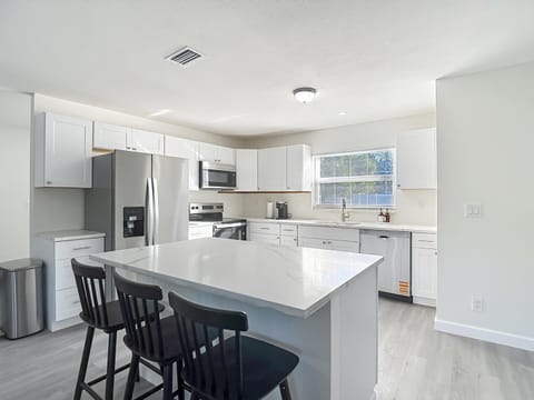 Spacious Tampa Stay • Large Yard • 15 Guests House in Greater Carrollwood