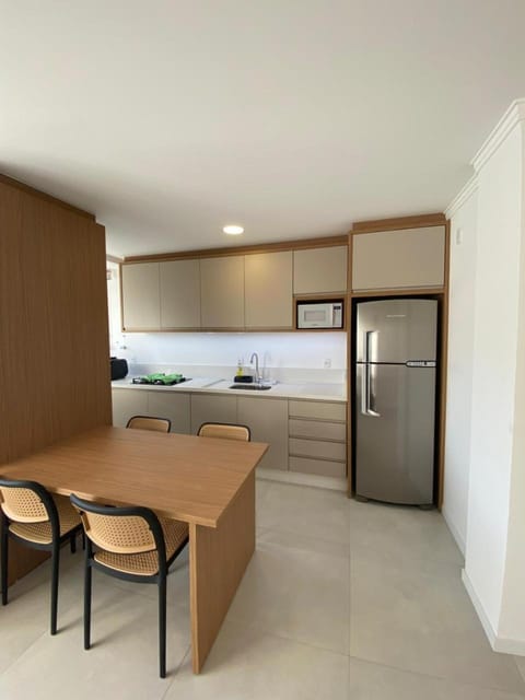Kitchen or kitchenette, Dining area, minibar, oven, stove