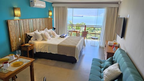 Bed, Natural landscape, TV and multimedia, Photo of the whole room, Bedroom, towels