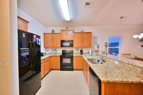 Kitchen or kitchenette, dishwasher, oven