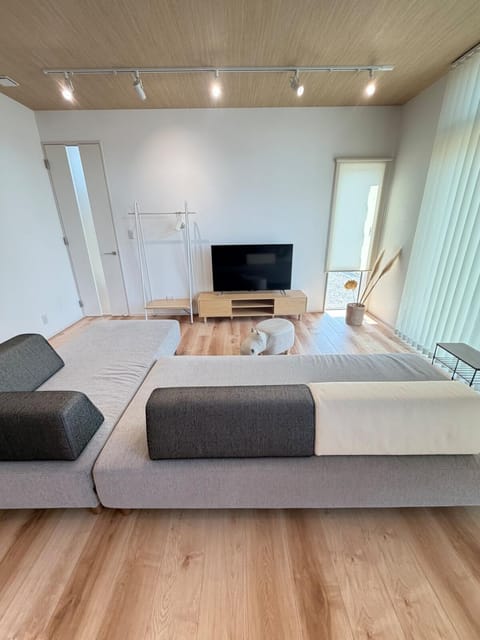 Communal lounge/ TV room, Bed, TV and multimedia, Living room, Seating area