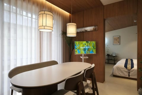 Living room, Seating area, Dining area, air conditioner