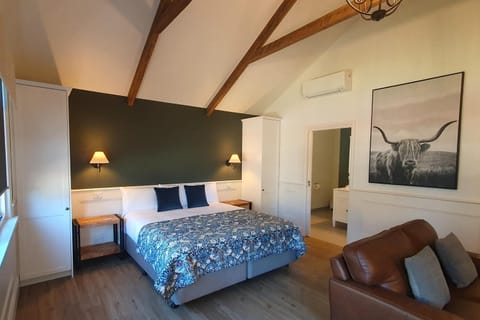 Seating area, Bedroom, air conditioner