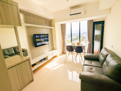 TV and multimedia, Living room, Photo of the whole room, Seating area, Dining area, air conditioner