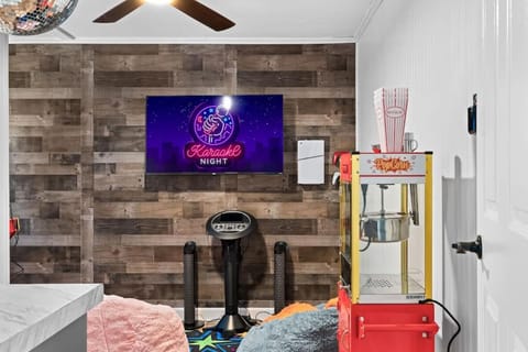 15 Minutes to Beach Private Pool Mini-golf FirePit House in Seminole