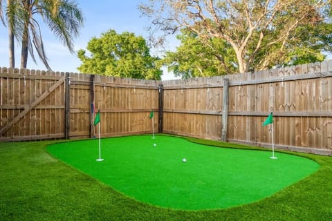 15 Minutes to Beach Private Pool Mini-golf FirePit House in Seminole