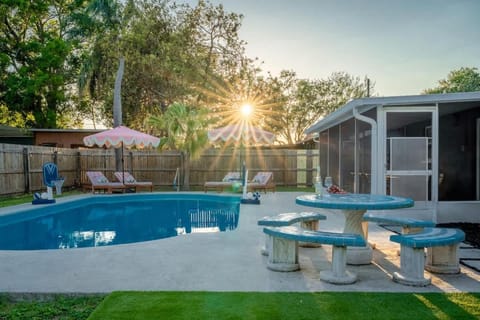 15 Minutes to Beach Private Pool Mini-golf FirePit House in Seminole