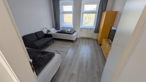 Bed, TV and multimedia, Photo of the whole room, Seating area, Bedroom