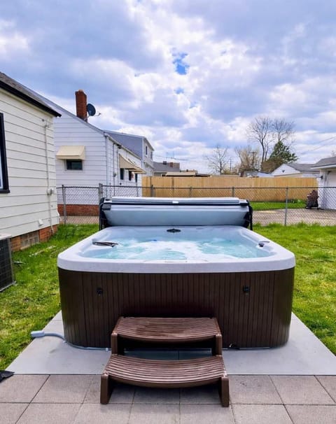 Comfortable 3BR home with workspace & parking House in Parma