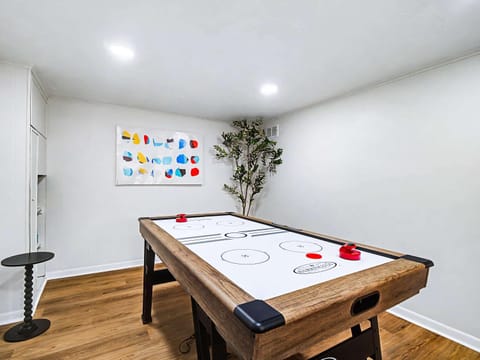 Comfortable 3BR home with workspace & parking House in Parma