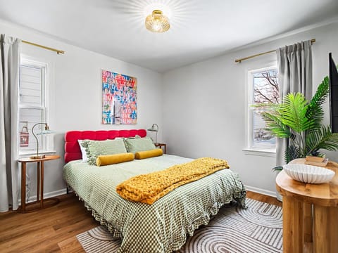 Comfortable 3BR home with workspace & parking House in Parma