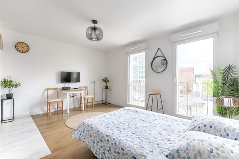 Bed, Living room