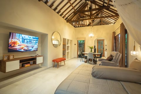 TV and multimedia, Seating area, Bedroom