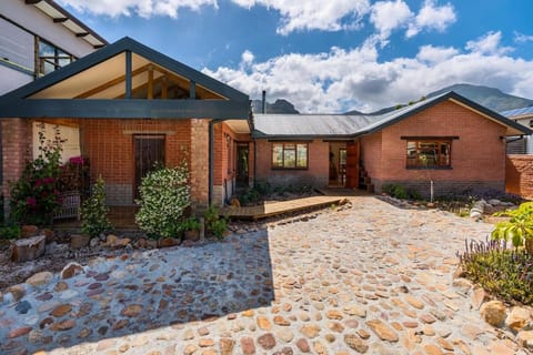 French Styled Family Cottage in Hout Bay Apartment in Cape Town