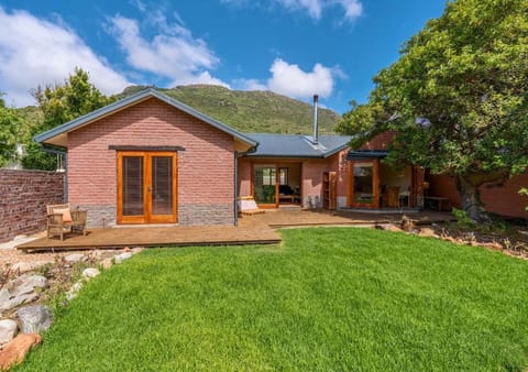 French Styled Family Cottage in Hout Bay Apartment in Cape Town