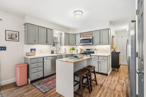 Kitchen or kitchenette, minibar, stove