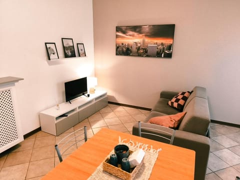 TV and multimedia, Living room, Evening entertainment