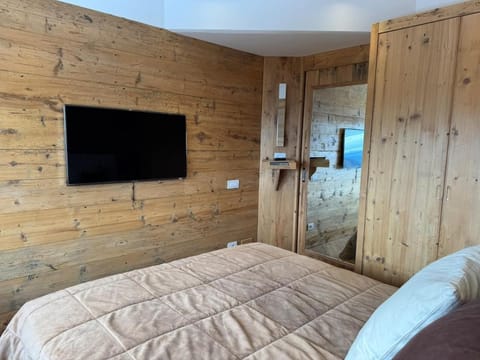 Bed, TV and multimedia, Photo of the whole room, Evening entertainment, Bedroom, wardrobe