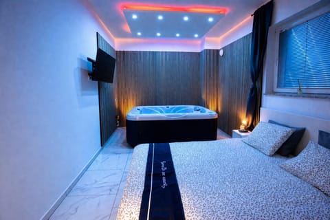 Bed, Hot Tub, Photo of the whole room, Bedroom