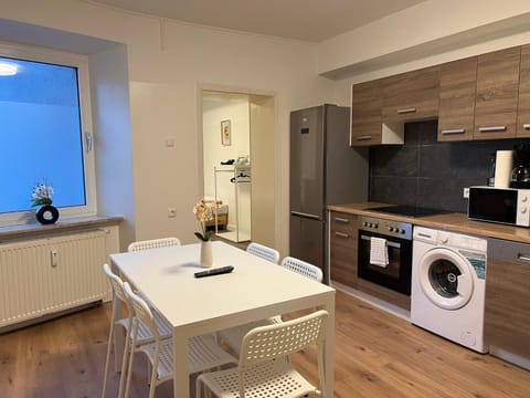 Coffee/tea facilities, Kitchen or kitchenette, Dining area, dishwasher, oven, stove, washing machine