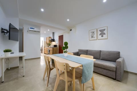 TV and multimedia, Living room, Seating area, Dining area, air conditioner