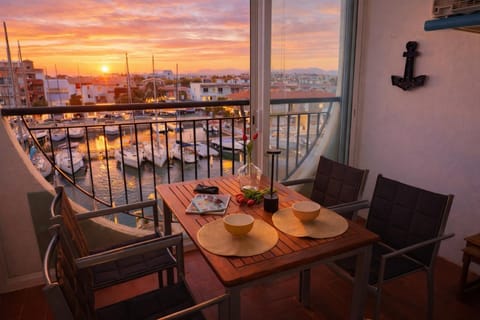 Natural landscape, View (from property/room), Balcony/Terrace, Dining area, City view, Lake view, River view, Sunrise, Sunset