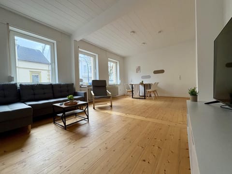 Communal lounge/ TV room, TV and multimedia, Living room, Seating area, Evening entertainment