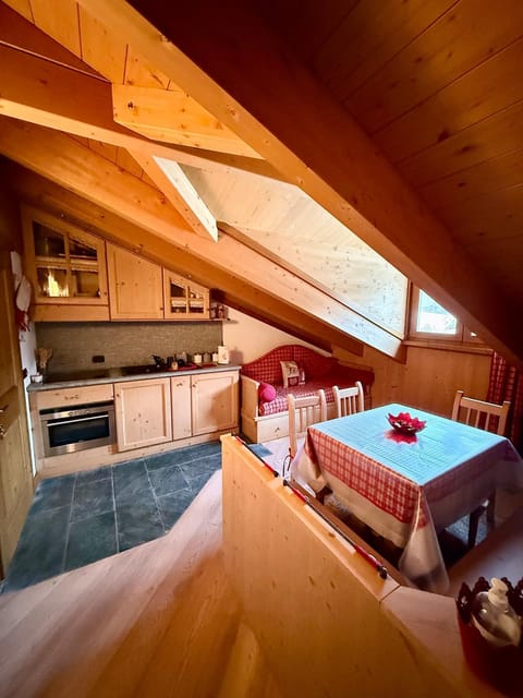 Kitchen or kitchenette, Seating area, stove