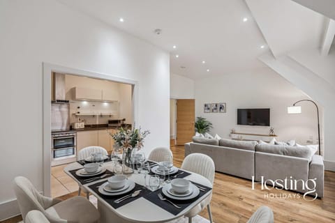 TV and multimedia, Kitchen or kitchenette, Living room, Photo of the whole room, Seating area, Dining area