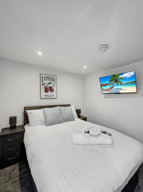 Bed, TV and multimedia, Photo of the whole room, Bedroom, towels