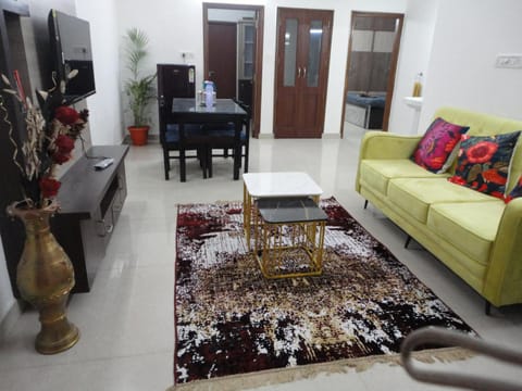 Communal lounge/ TV room, TV and multimedia, Living room, Seating area, Dining area