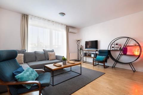 TV and multimedia, Living room, Seating area, Evening entertainment, air conditioner