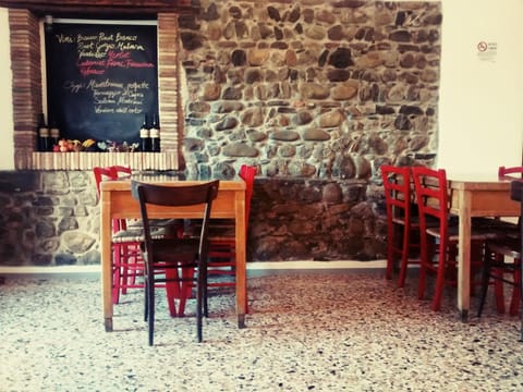 Restaurant/places to eat, Lounge or bar