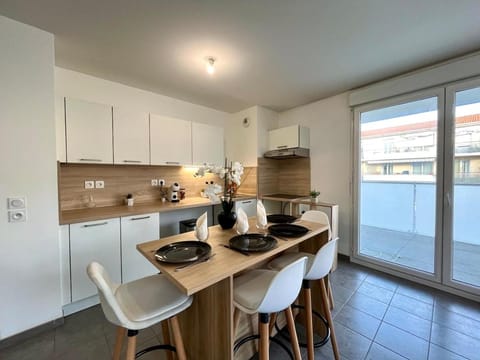 Coffee/tea facilities, Dining area, heating, stove, kitchen