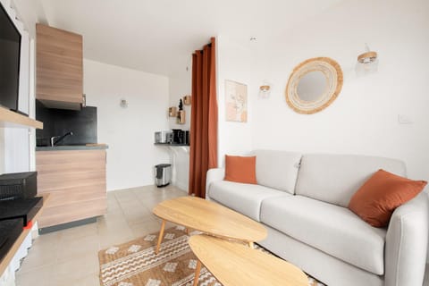TV and multimedia, Kitchen or kitchenette, Living room, Seating area, Dining area