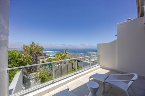 Luxury Camps Bay Getaway House in Camps Bay