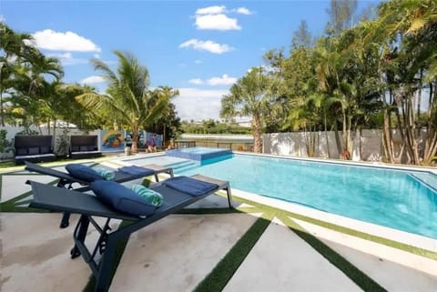 4BR Lakefront Heated Pool -Jacuzzi -Basket -Sauna House in Wilton Manors
