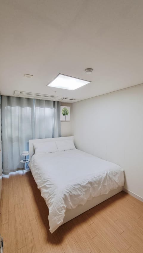 Photo of the whole room, Bedroom