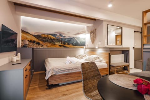 Bed, TV and multimedia, Photo of the whole room, Seating area, Bedroom, towels